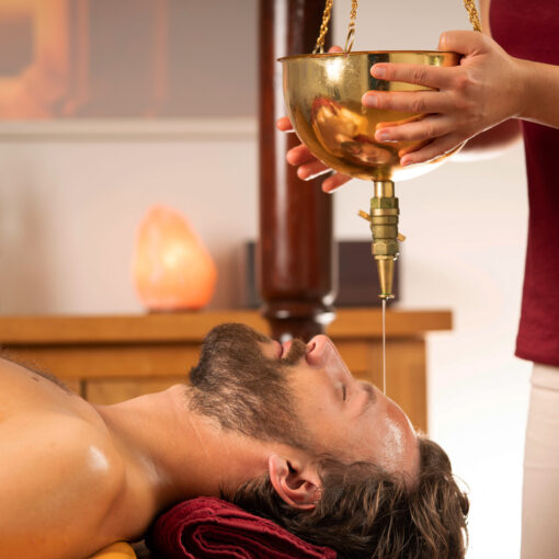 Shirodhara: Ayurvedischer Stirnguss für tiefe Entspannung